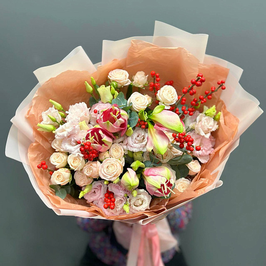 Авторский микс с розами, амариллисами, эустомой и илексом по лучшей цене в Москве Авторский микс с розами, амариллисами, эустомой и илексом с доставкой в Москве