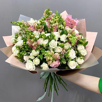 Букет из альстромерий с розами и антирринумами