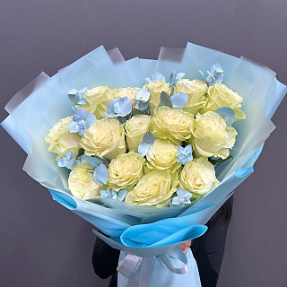 Монобукет из 15 эквадорских роз с разноцветным эвкалиптом в разноцветной упаковке 