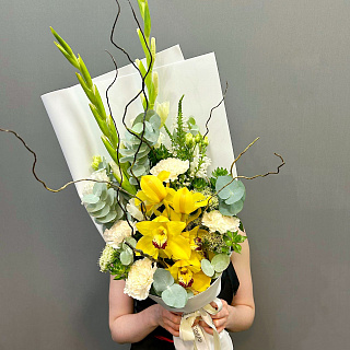 Авторский букет с веткой желтой орхидеи и гладиолусами