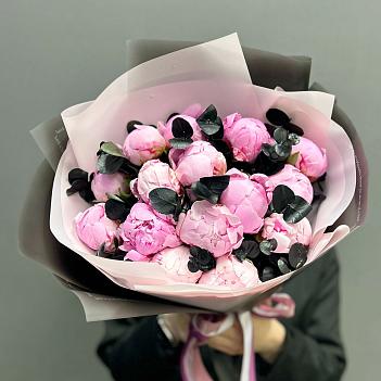Букет из 15 пионов Сара Бернар и крашеного, черного эвкалипта