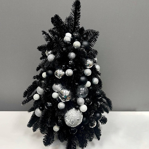 Черная елка из нобилиса с серебрянным декором с доставкой в Москве