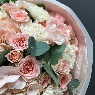 Нежный букет из гортензий, диантусов и кустовой розы
