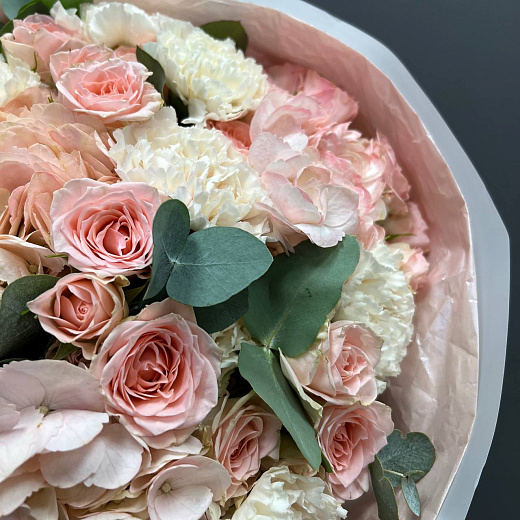 Нежный букет из гортензий, диантусов и кустовой розы с доставкой в Москве