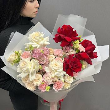Микс из пяти французских роз, эустомы, розовой гвоздики и кустовваой розы в белой упаковке