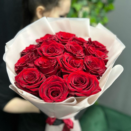 Монобукет из 15 красного эквадора в персиковой упаковке  с доставкой в Москве