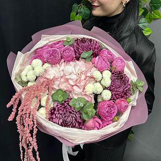 Букет с розовой гортензией, сезонными хризантемами и мисти баблс 