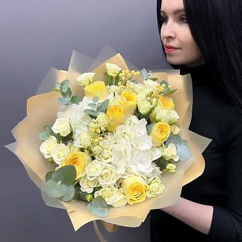 Микс с белой гортензией и розами