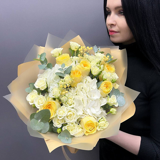 Микс с белой гортензией и розами по лучшей цене в Москве Микс с белой гортензией и розами с доставкой в Москве