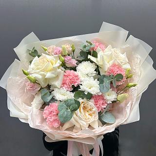 Букет с вывернутой розой Охара, кустовой хризантемой и гвоздиками