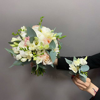 Букет невесты с пионами, розами Метаморфоза, эустомой и фрезией