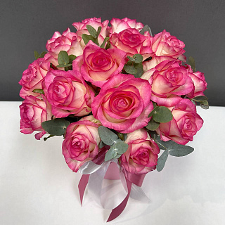 Букет из 19 роз Джумилия с эвкалиптом в розовой коробке