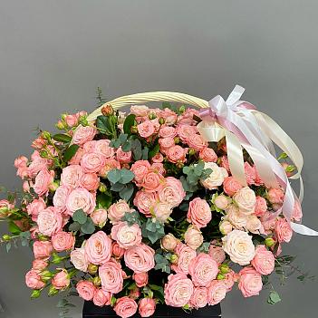 Букет из персиковых пионовидных роз с эвкалиптом в корзине