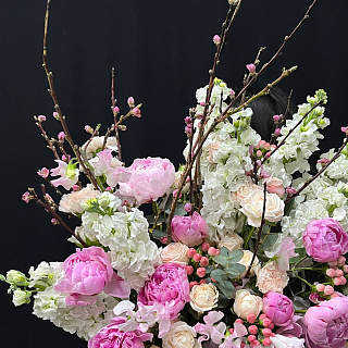 Авторский микс с пионами, маттиолой, латирусом, кустовыми розами и цветущими ветками