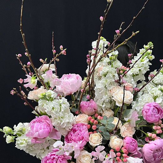 Авторский микс с пионами, маттиолой, латирусом, кустовыми розами и цветущими ветками с доставкой в Москве