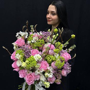 Весенний букет с сиренью, магнолией, нарциссами и кустовой пионовидной розой под ленту