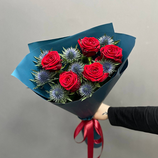 Букет из 5 роз с эрингиумом с доставкой в Москве