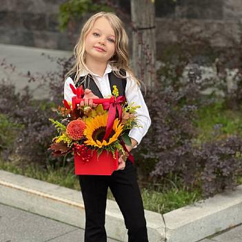 Букет на 1 сентября с подсолнухом в красном ящике Букет на 1 сентября с подсолнухом в красном ящике