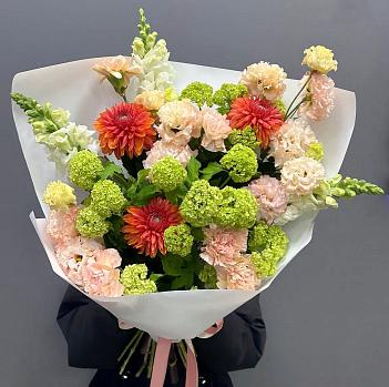 Сезонный букет с оранжевыми георгинами и вибурнумом