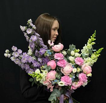 Сезонный букет с фиолетовым дельфиниумом и пионами Гардения