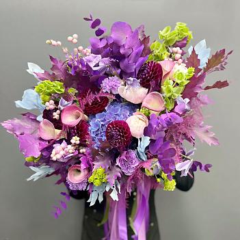 Сезонный букет с бордовыми георгинами, гортензией и симфорикарпусом Сезонный букет с бордовыми георгинами, гортензией и симфорикарпусом