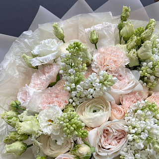 Микс с ранункулюсами, сиренью и розами