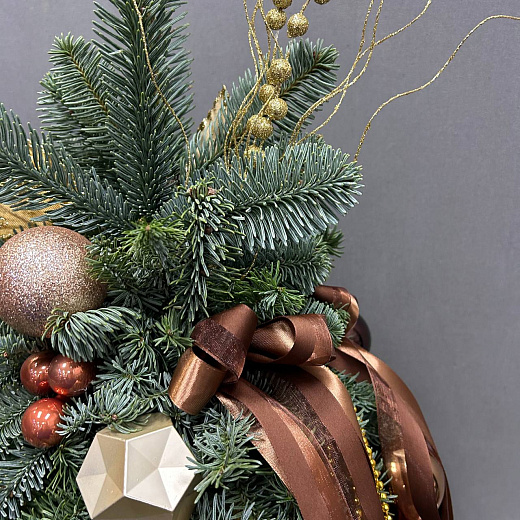 Елка из нобилиса с декором и золотыми листьями с доставкой в Москве