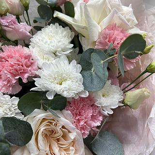 Букет с вывернутой розой Охара, кустовой хризантемой и гвоздиками