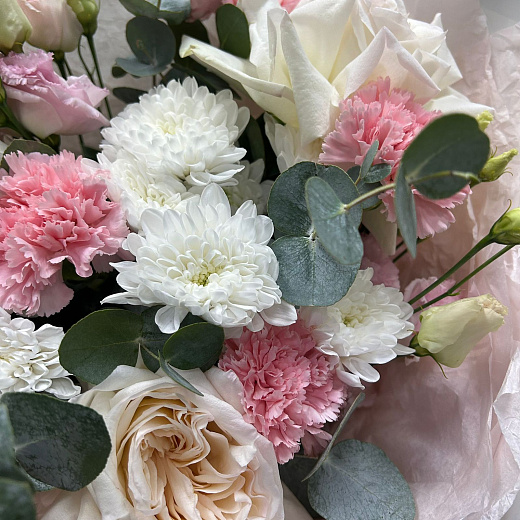 Букет с вывернутой розой Охара, кустовой хризантемой и гвоздиками с доставкой в Москве