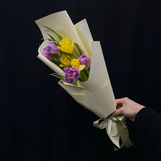 Букет с желтыми нарциссами и пионовидными тюльпанами