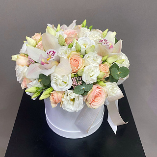 Микс из роз, эустом и орхидей в белой шляпной коробке