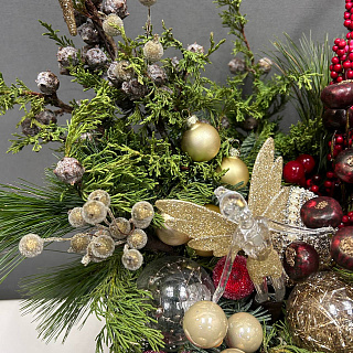 Авторская композиция в шляпной коробке с миксом из хвои и декором