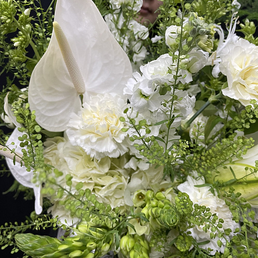 Авторский микс с белыми лилиями, гортензией, гвоздиками, каллами, кустовыми розами и декоративной зеленью с доставкой в Москве