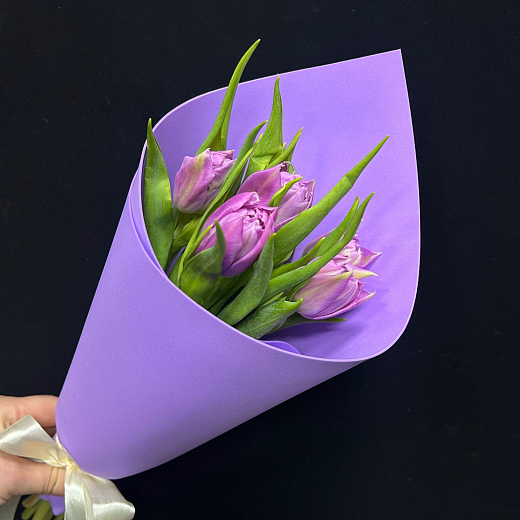 Букет из 5 пионовидных тюдьпанов Дабл Прайс в сиреневом фоамиране с доставкой в Москве