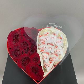 Красная коробка сердце с 9 розами и Рафаэлло
