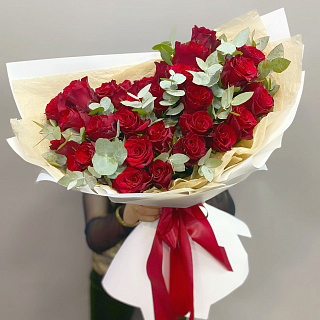 Авторский букет из 25 красных роз Эксплорер и эвкалипта
