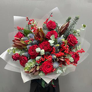 Зимний букет с красными розами, илексом и нобилисом