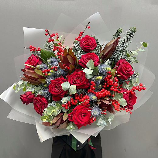 Зимний букет с красными розами, илексом и нобилисом с доставкой в Москве