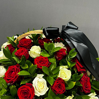 Похоронная корзина с 50  бело-красными розами
