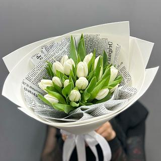 Букет из 19 белых тюльпанов в фоамиране