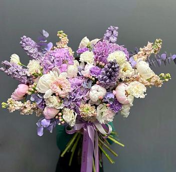 Сезонный букет с сиреневыми гортензиями и пионами Сезонный букет с сиреневыми гортензиями и пионами