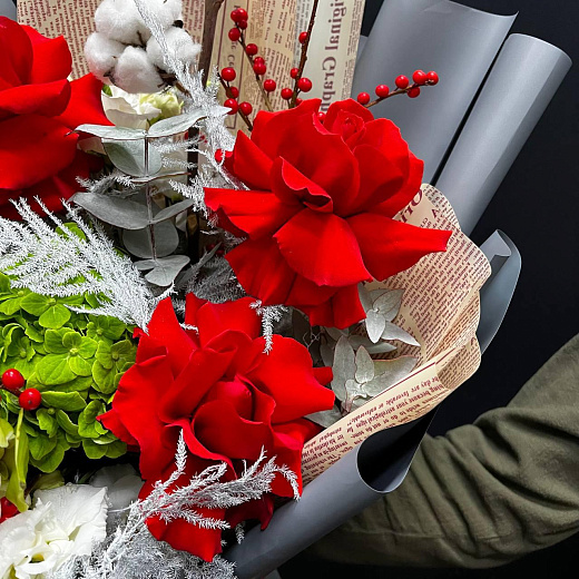 Букет с илексом, хлопком, французской розой и орхидеями  с доставкой в Москве