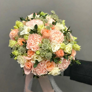Букет невесты из персиковых роз, гвоздик и эустомы