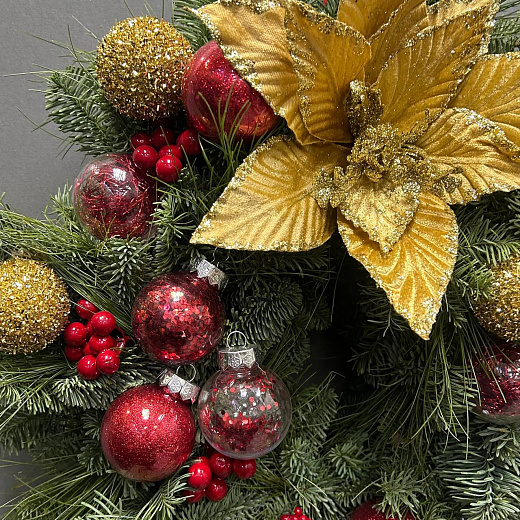 Венок из микса хвои с декором и красными бусами по лучшей цене в Москве Венок из микса хвои с декором и красными бусами с доставкой в Москве