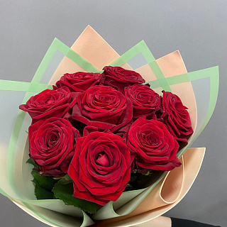 Букет из 9 красных роз в бежевом фоамиране
