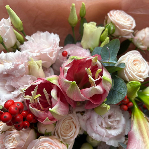 Авторский микс с розами, амариллисами, эустомой и илексом по лучшей цене в Москве Авторский микс с розами, амариллисами, эустомой и илексом с доставкой в Москве