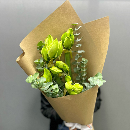 Букет из 5 белых амариллисв с эвкалиптом в крафте  по лучшей цене в Москве Букет из 5 белых амариллисв с эвкалиптом в крафте  с доставкой в Москве