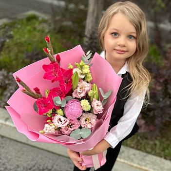 Букет на 1 сентября с малиновыми гладиолусами, эустомой и пионом Букет на 1 сентября с малиновыми гладиолусами, эустомой и пионом