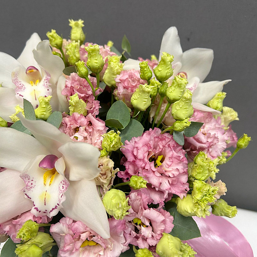 Шляпная коробка с розовой эустомой и 3 белыми орхидеями по лучшей цене в Москве Шляпная коробка с розовой эустомой и 3 белыми орхидеями с доставкой в Москве