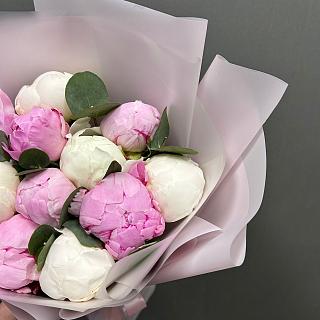 Микс из 11 пионов и эвкалипта